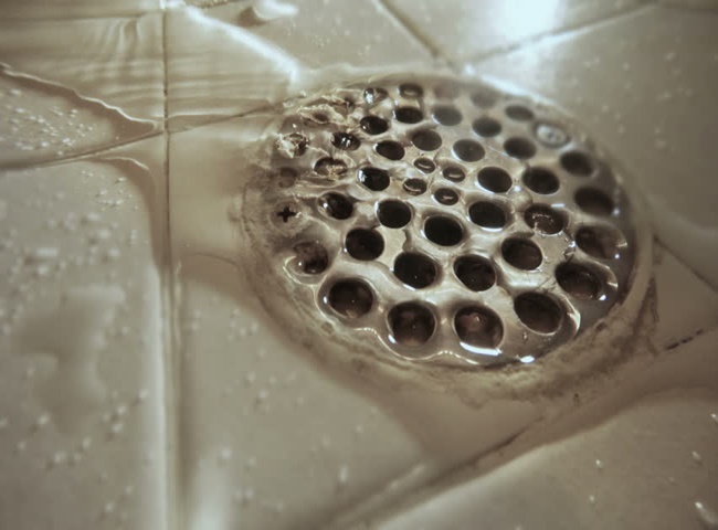 Nước thải kh&ocirc;ng chảy hoặc chảy chậm v&agrave;o ống cống