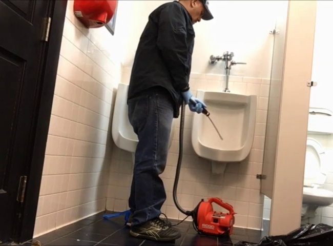 Giá th&ocirc;ng bồn c&acirc;̀u tiểu nam quận 10 c&oacute; mắc kh&ocirc;ng?