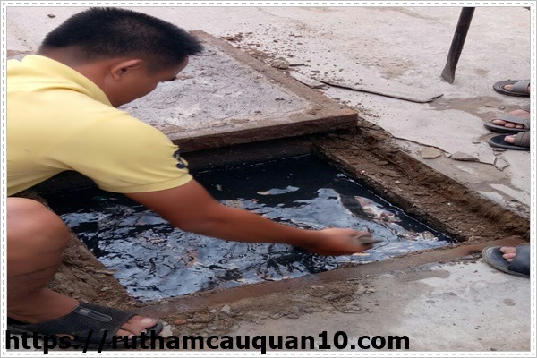 tiến h&agrave;nh th&ocirc;ng tắc đường ống nước bị tắc nghẽn v&agrave;o m&ugrave;a mưa