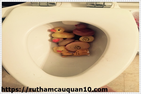 đường ống tho&aacute;t nước bị tắc nghẽn m&ugrave;a mưa phải th&ocirc;ng tắc l&agrave;m sao