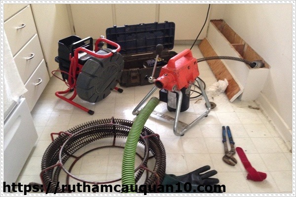 C&oacute; thể mua dụng cụ th&ocirc;ng cống ở đ&acirc;u