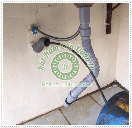 Dầu mở b&aacute;m xung quanh đường &ocirc;ng tho&aacute;t nước