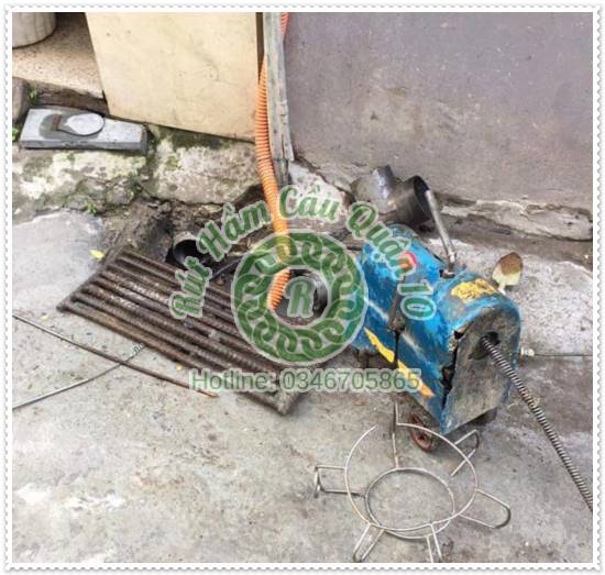 Ống tho&aacute;t nước bị nghẹt dầu mỡ n&ecirc;n l&agrave;m sao